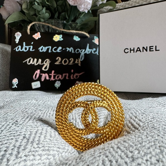 Chanel Vuntage Brooch *PRICE is FIRM* - Picture 7 of 15